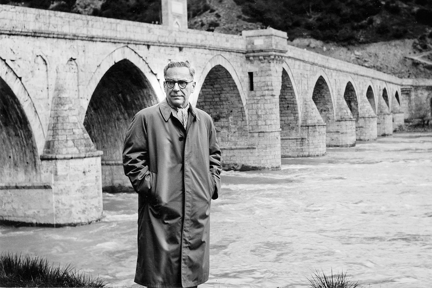 Ivo Andrić ispred mosta u Višegradu